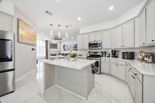 925 Autumn Brook Street, Seabrook, TX 77586