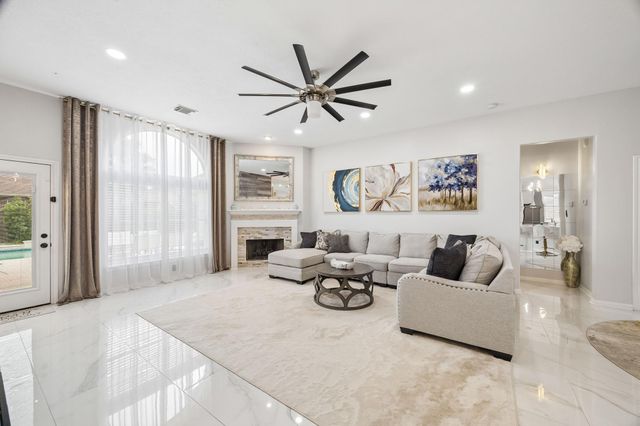 925 Autumn Brook Street, Seabrook, TX 77586