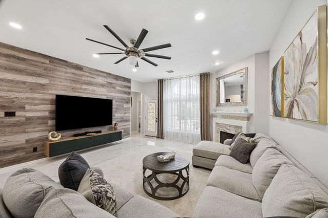 925 Autumn Brook Street, Seabrook, TX 77586