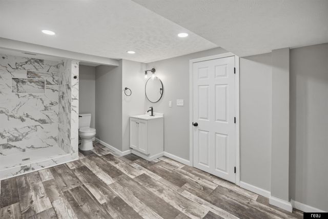 2434 Newport Avenue, Omaha, NE 68112
