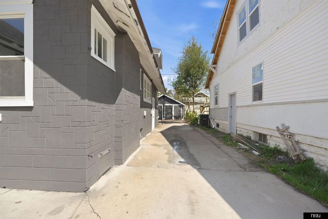 2434 Newport Avenue, Omaha, NE 68112