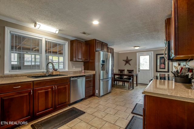 611 E Race St, Kingston, TN 37763