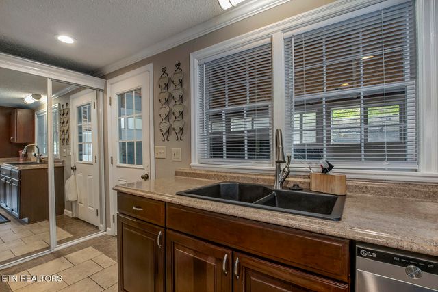 611 E Race St, Kingston, TN 37763