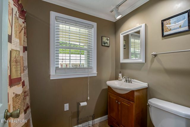 611 E Race St, Kingston, TN 37763