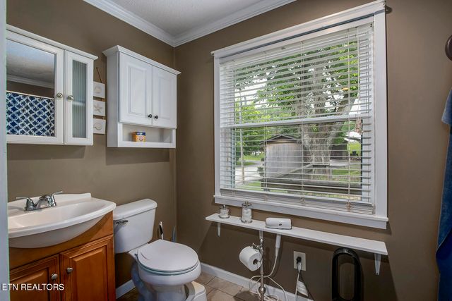 611 E Race St, Kingston, TN 37763
