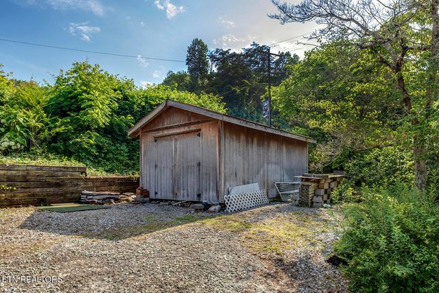 611 E Race St, Kingston, TN 37763