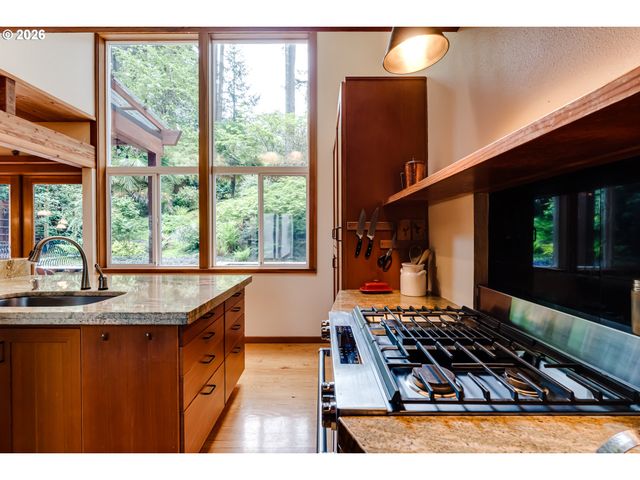 3210 INSPIRATION POINT Dr, Eugene, OR 97405