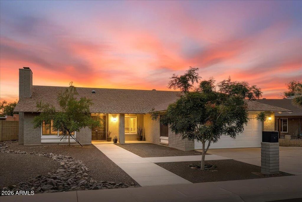 Image 1 of property listing at 4611 W ECHO Lane, Glendale, AZ 85302
