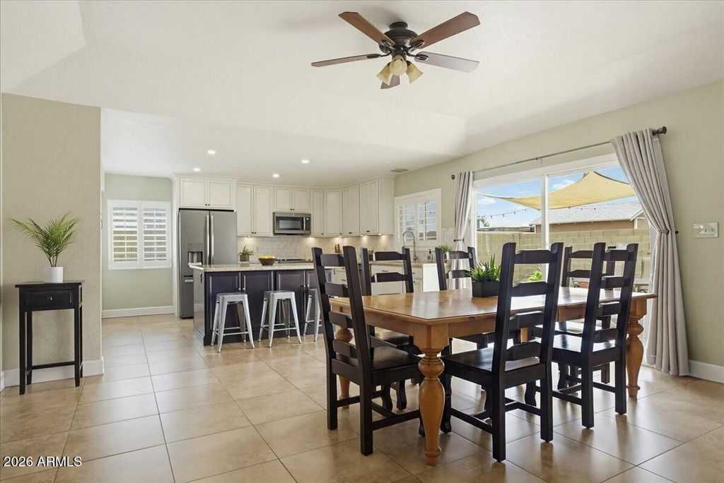 Image 10 of property listing at 4611 W ECHO Lane, Glendale, AZ 85302