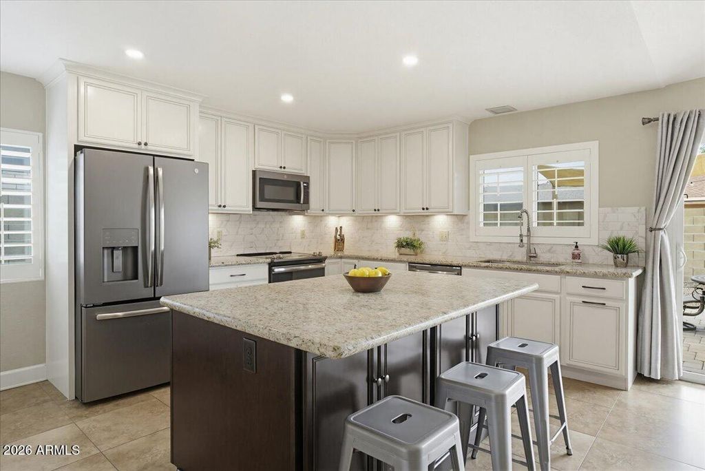Image 13 of property listing at 4611 W ECHO Lane, Glendale, AZ 85302