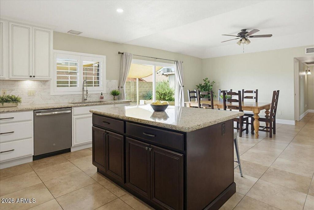 Image 14 of property listing at 4611 W ECHO Lane, Glendale, AZ 85302