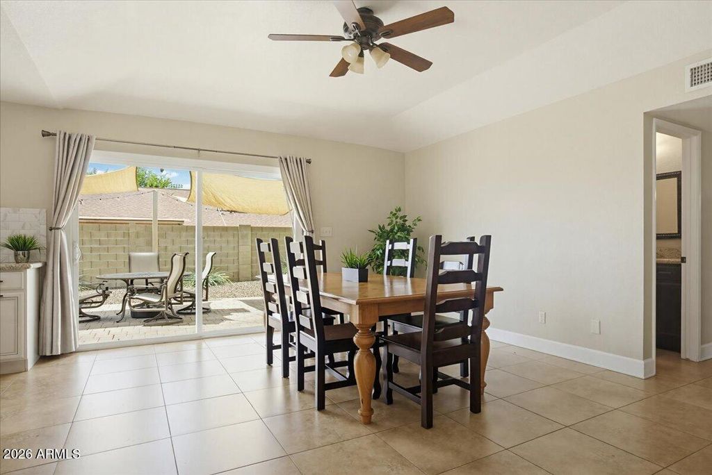 Image 15 of property listing at 4611 W ECHO Lane, Glendale, AZ 85302