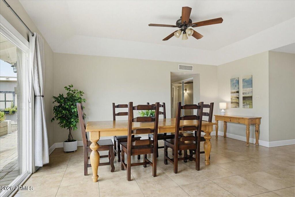 Image 16 of property listing at 4611 W ECHO Lane, Glendale, AZ 85302