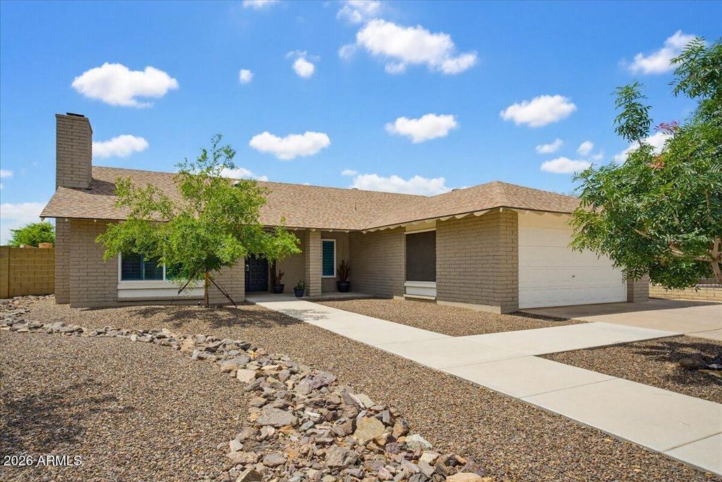 Image 2 of property listing at 4611 W ECHO Lane, Glendale, AZ 85302