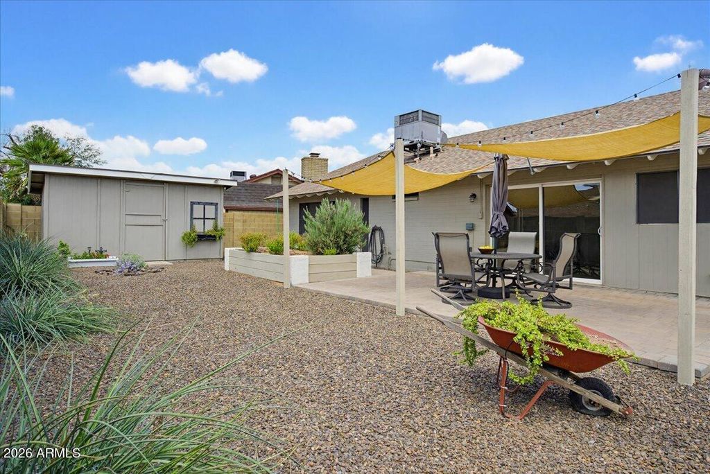 Image 27 of property listing at 4611 W ECHO Lane, Glendale, AZ 85302