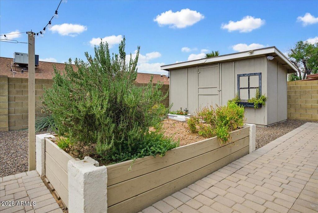 Image 29 of property listing at 4611 W ECHO Lane, Glendale, AZ 85302
