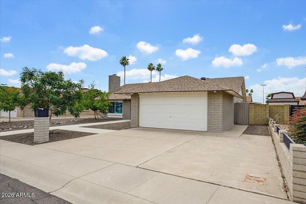 Image 3 of property listing at 4611 W ECHO Lane, Glendale, AZ 85302