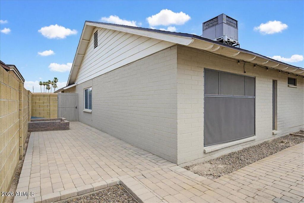 Image 30 of property listing at 4611 W ECHO Lane, Glendale, AZ 85302