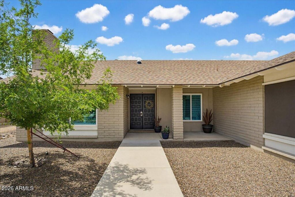 Image 4 of property listing at 4611 W ECHO Lane, Glendale, AZ 85302