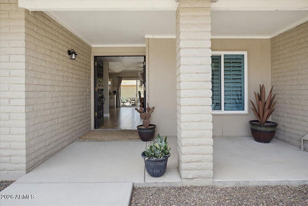 Image 5 of property listing at 4611 W ECHO Lane, Glendale, AZ 85302