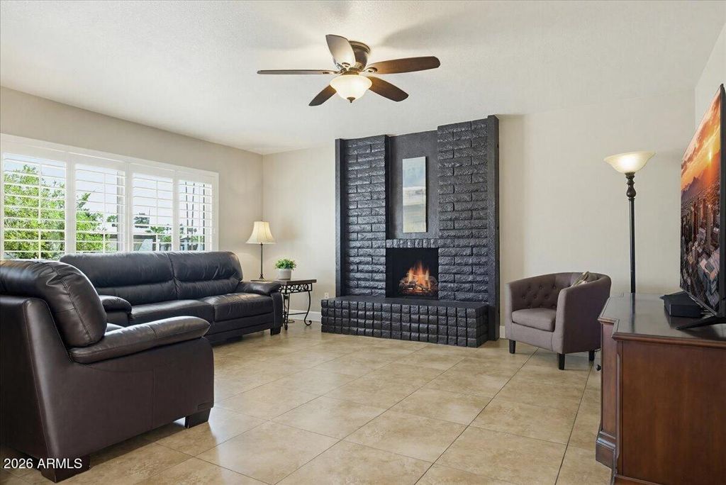 Image 8 of property listing at 4611 W ECHO Lane, Glendale, AZ 85302