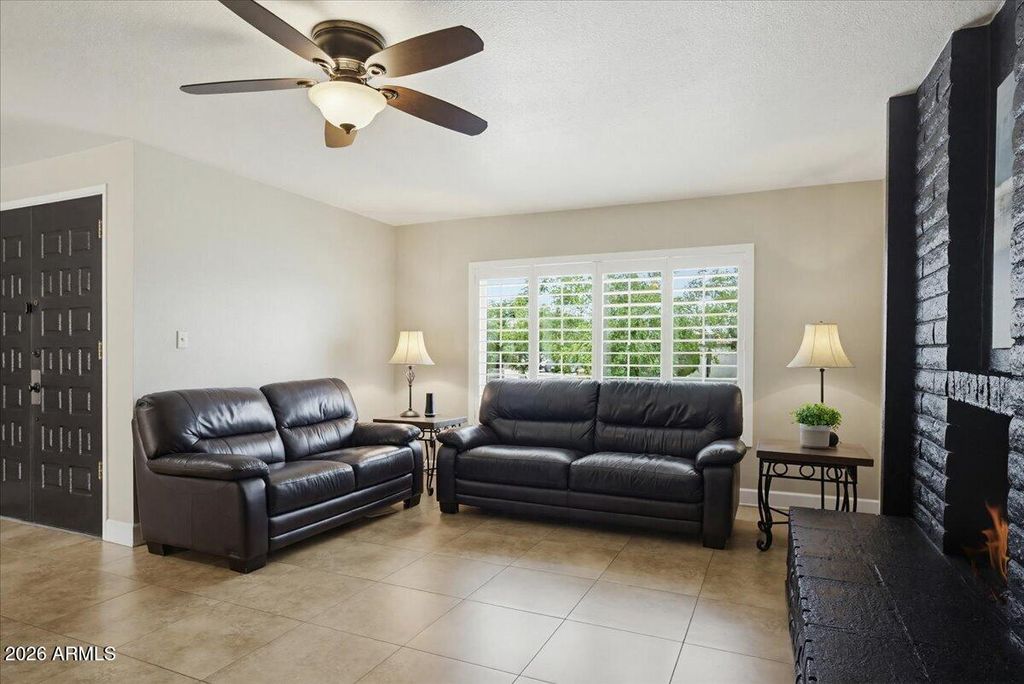 Image 9 of property listing at 4611 W ECHO Lane, Glendale, AZ 85302