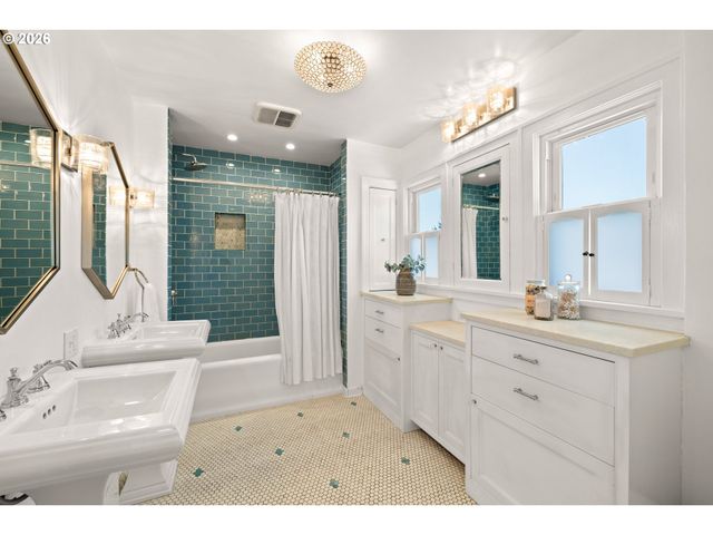 7004 Ne EVERETT St, Portland, OR 97213