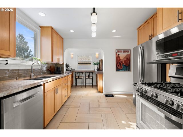 7004 Ne EVERETT St, Portland, OR 97213