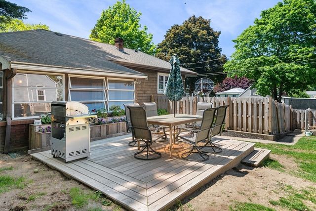 15 Quannapowitt Ave, Wakefield, MA 01880