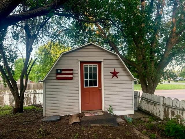 637 Briarcliff Rd, Salina, KS 67401