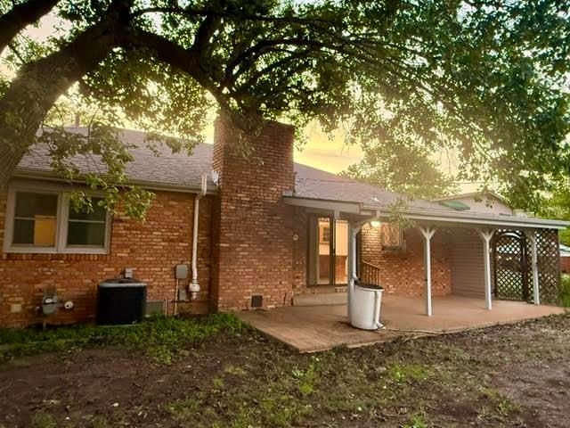 637 Briarcliff Rd, Salina, KS 67401