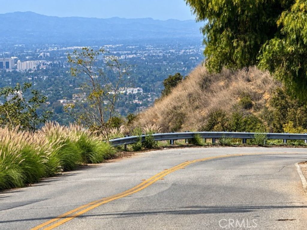 12937 Mulholland Drive, Sherman Oaks, CA 91423 — photo 4