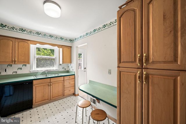 102 VILLAGE DR, Boyertown, PA 19512