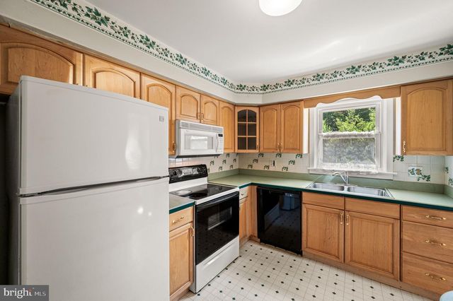 102 VILLAGE DR, Boyertown, PA 19512