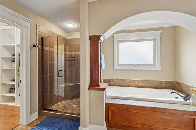 16651 Oakbrook Drive, Clive, IA 50325