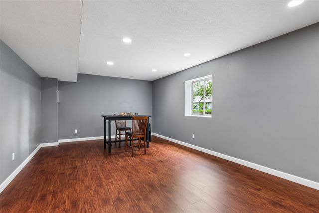 16651 Oakbrook Drive, Clive, IA 50325
