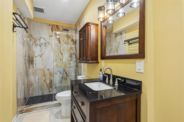 16651 Oakbrook Drive, Clive, IA 50325