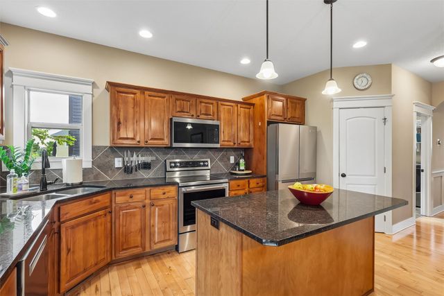 16651 Oakbrook Drive, Clive, IA 50325
