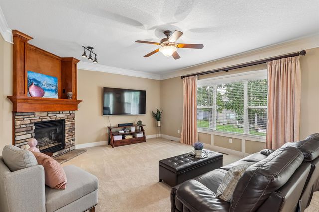 16651 Oakbrook Drive, Clive, IA 50325