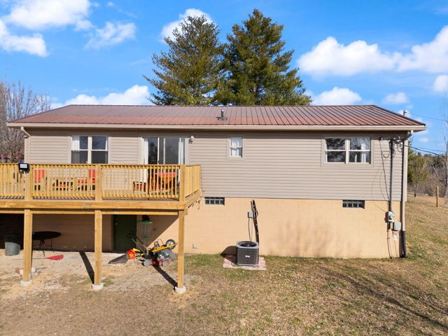 440 E Spencer Road, Campton, KY 41301