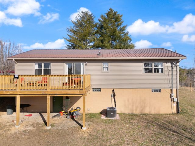 440 E Spencer Road, Campton, KY 41301