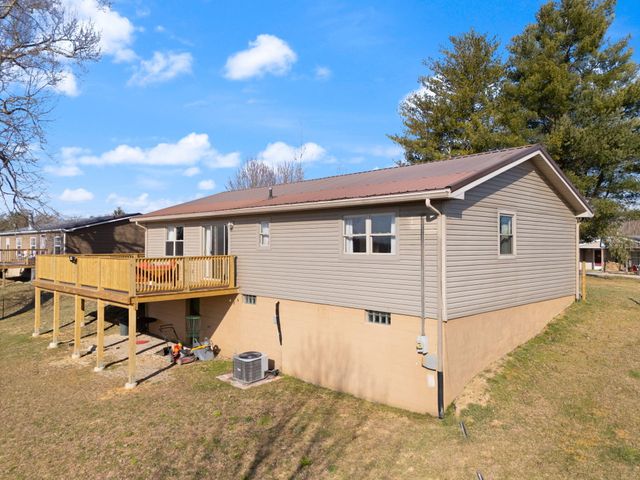 440 E Spencer Road, Campton, KY 41301
