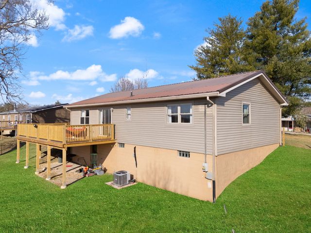 440 E Spencer Road, Campton, KY 41301