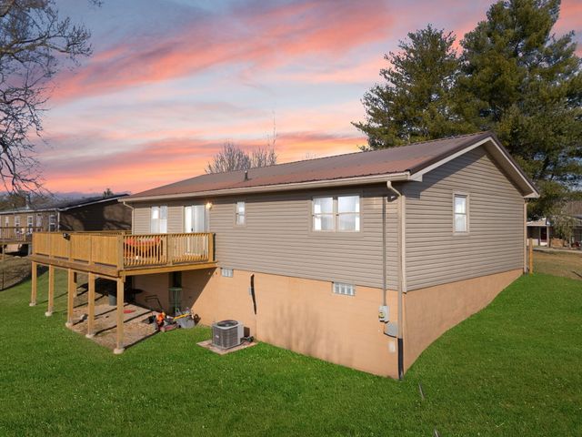 440 E Spencer Road, Campton, KY 41301