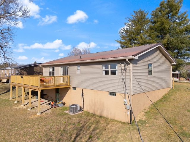 440 E Spencer Road, Campton, KY 41301