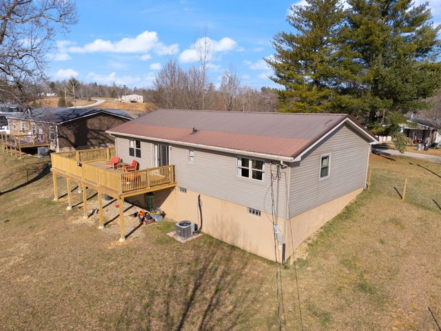 440 E Spencer Road, Campton, KY 41301