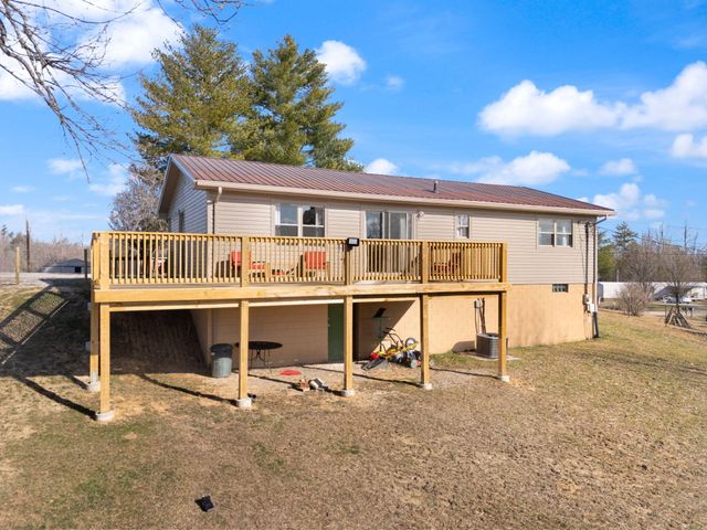440 E Spencer Road, Campton, KY 41301