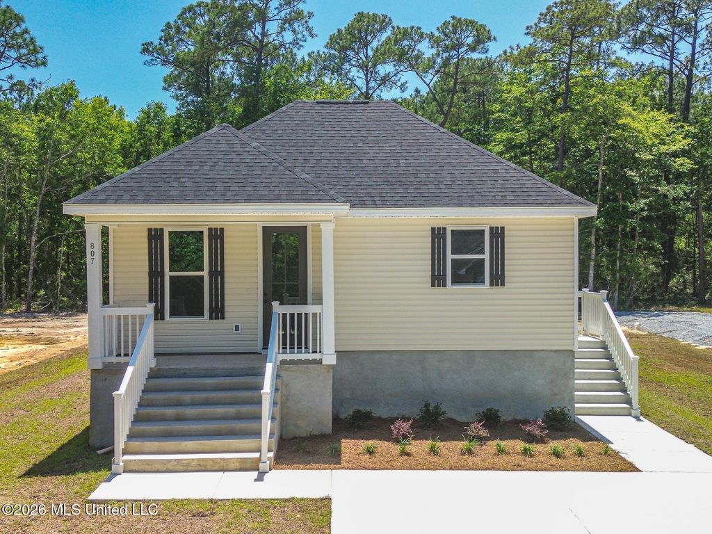 807 Bay Street, Ocean Springs, MS 39564