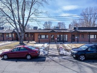 2 S Bridge Dr, Agawam, MA 01001