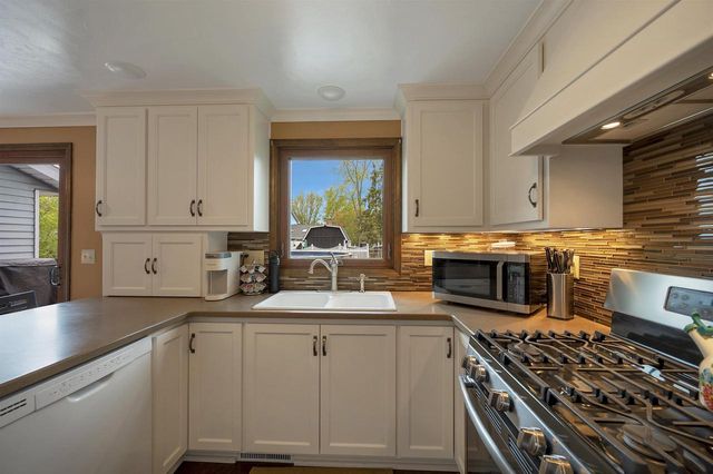 413 S GOOD HOPE ROAD, De Pere, WI 54115
